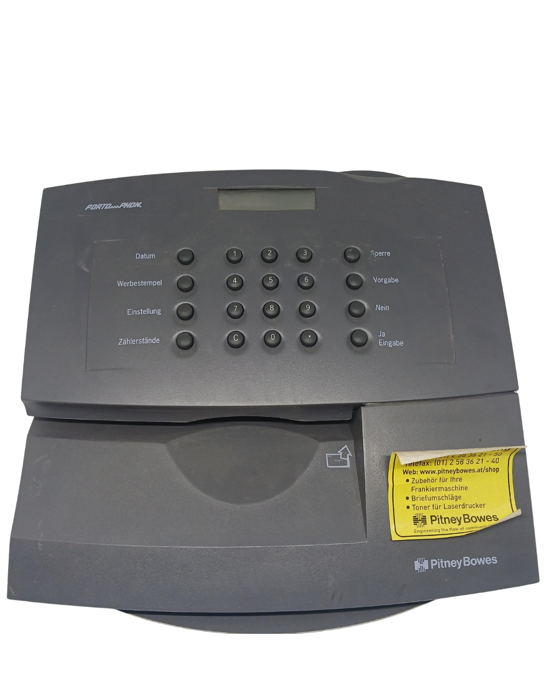 Historische Dokumente werden mit einem Scanner im Museumsarchiv digitalisiert