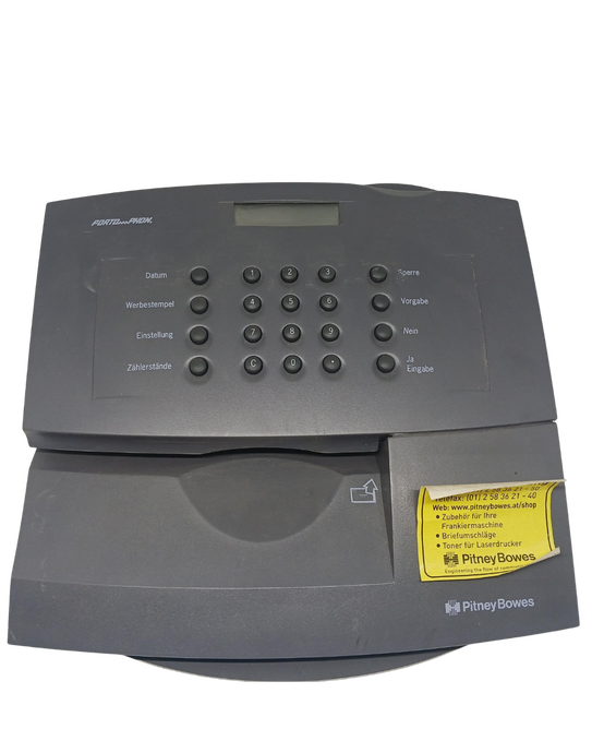 Historische Dokumente werden mit einem Scanner im Museumsarchiv digitalisiert