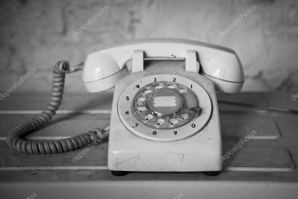 Historische Telefone und ein Vermittlungspult