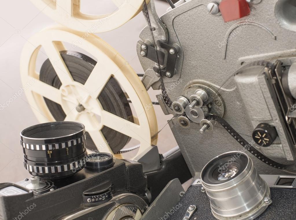 Sammlung historischer Fotoapparate und eines Filmprojektors auf einem Tisch