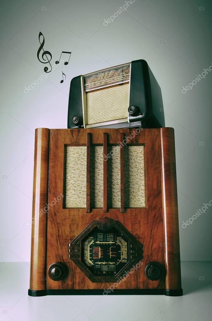 Holzgehäuse-Radios und Tonbandgeräte in einem Ausstellungsregal