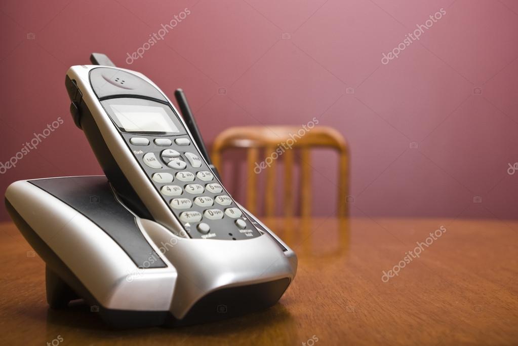 Schnurloses Telefon mit Basisstation aus den 1990er-Jahren