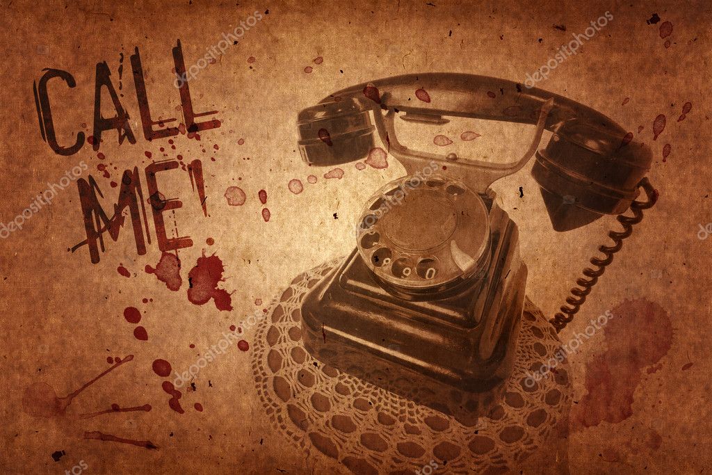 Vitrine mit verschiedenen historischen Telefonapparaten