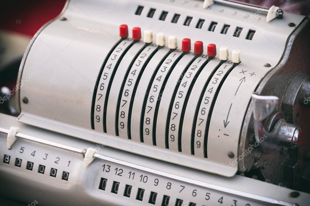 Mechanische Rechenmaschine und weitere Bürotechnik auf einem Schreibtisch