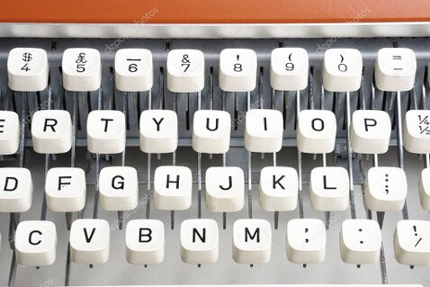 Historischer PC mit Textverarbeitungsprogramm und Nadeldrucker auf einem Schreibtisch