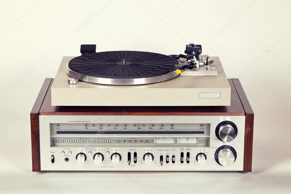 HiFi-Anlage mit Verstärker und Plattenspieler auf einem Lowboard