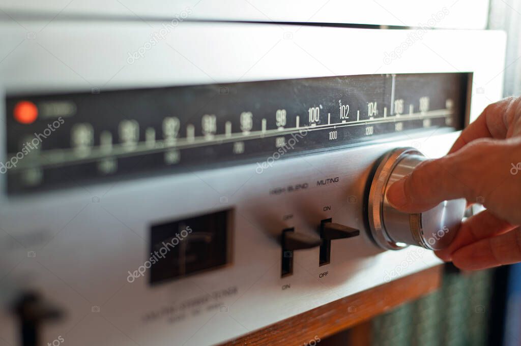 Holzgehäuse-Radios und Audio-Geräte in einer Vitrine