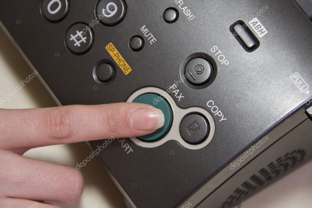 Frühes Faxgerät neben Telefon auf einem Büroschrank